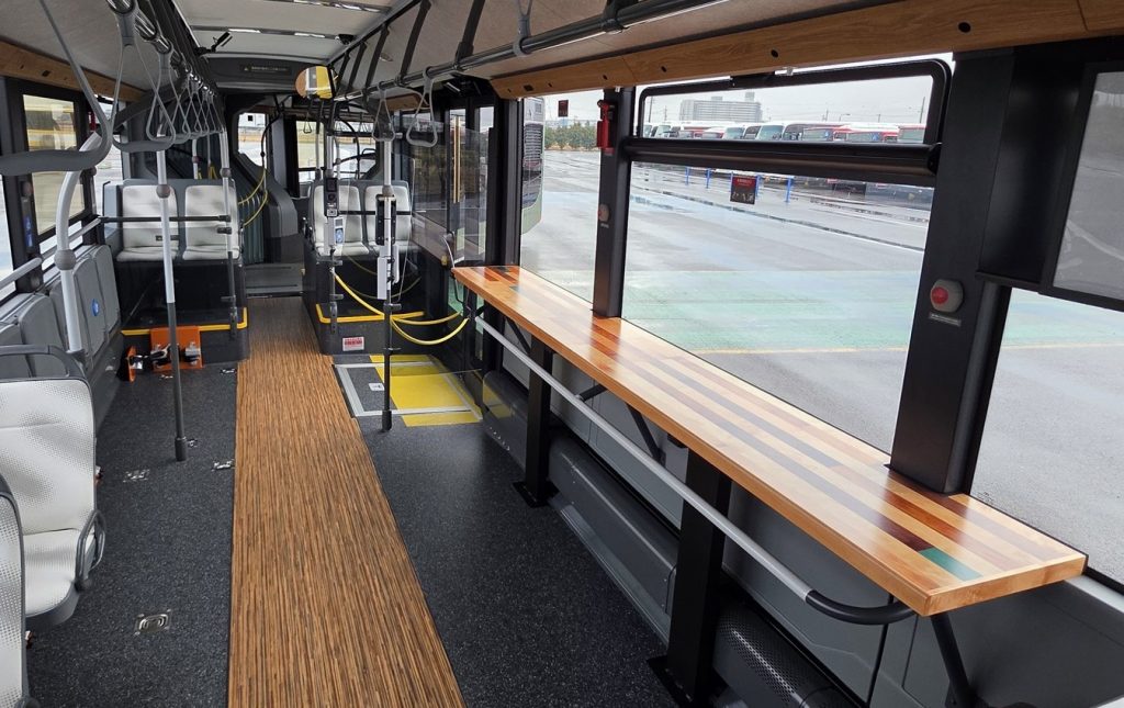 名古屋市の連節バスSRTの車内に設置された木製カウンター