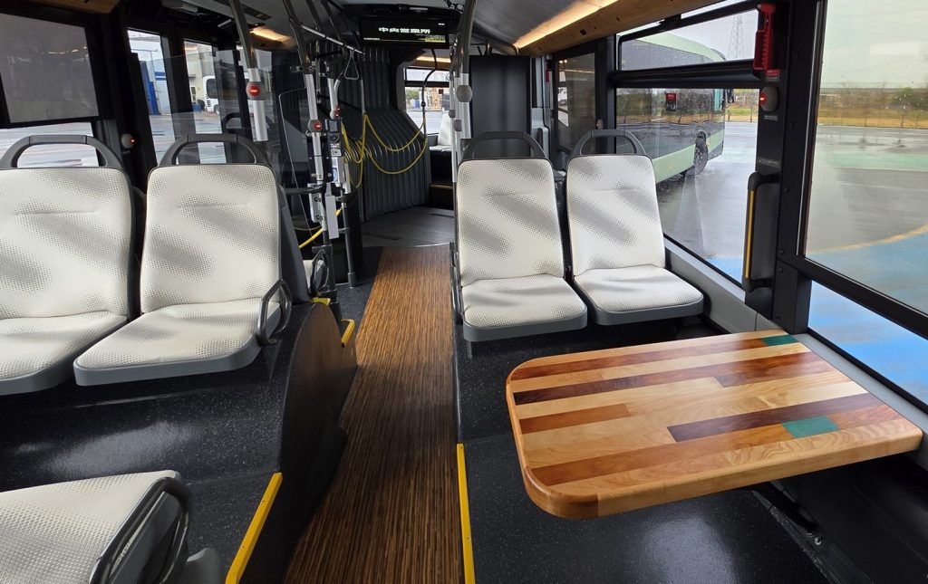 名古屋市の連節バスSRTの車内に設置された木製テーブル
